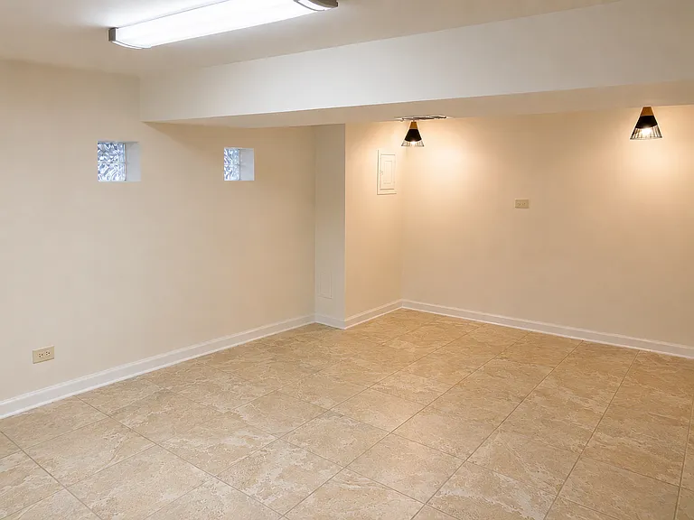 9123 S Crandon Ave — Photo 12