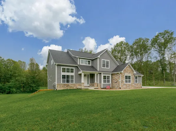 8303 Scots Pine Cir, Kalamazoo, MI 49009