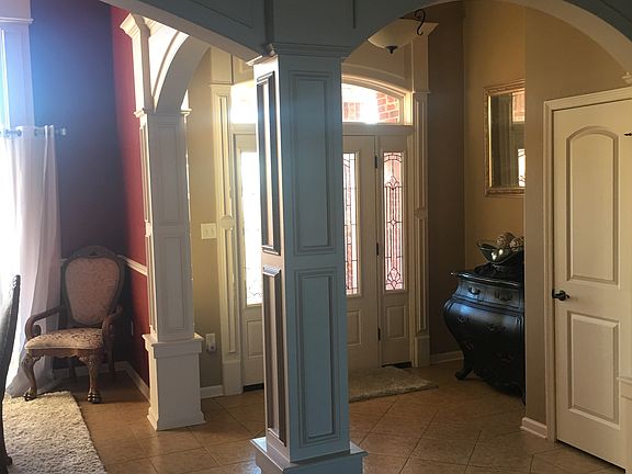 Foyer/Entryway with beautif 