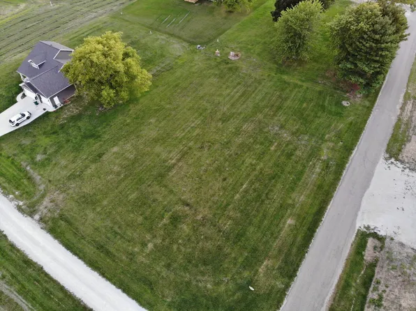 7800 Anita Ln, Clinton, IL 61727