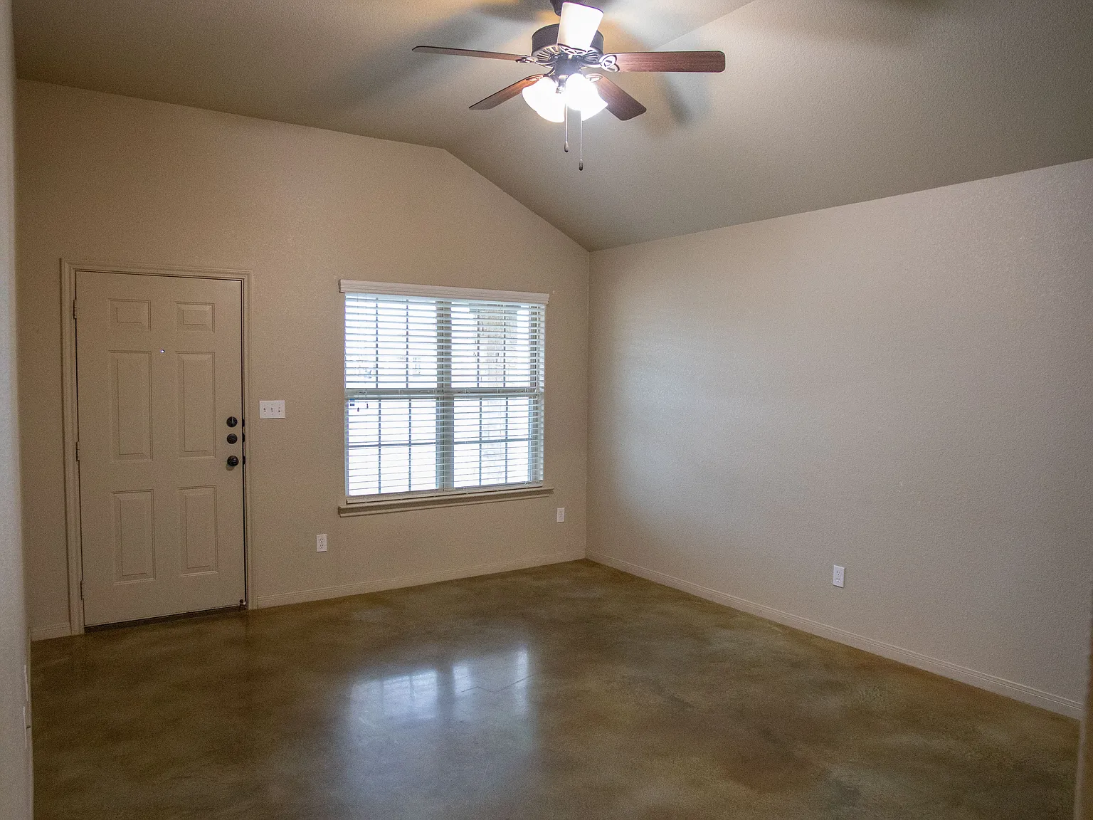 3 bed, 1607 sqft, $1,600 — Photo 2