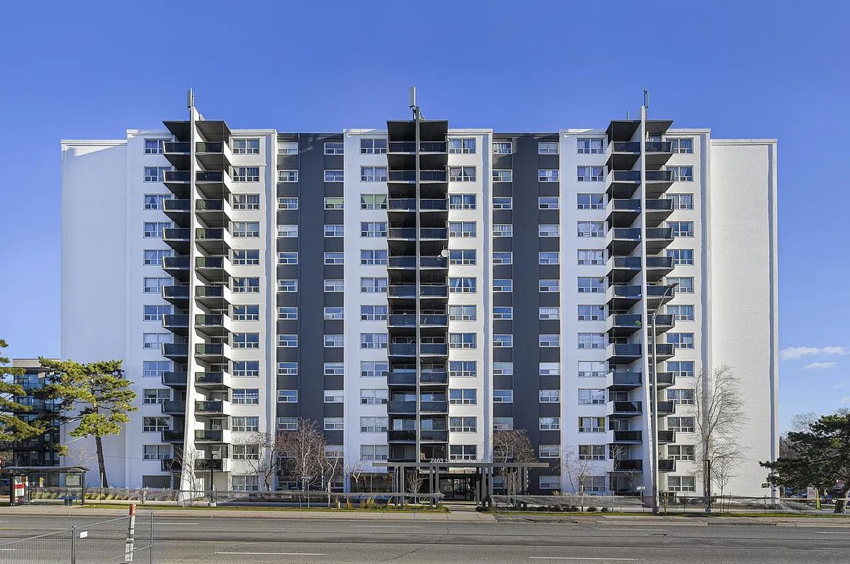 2465 Hurontario Street — Photo 2