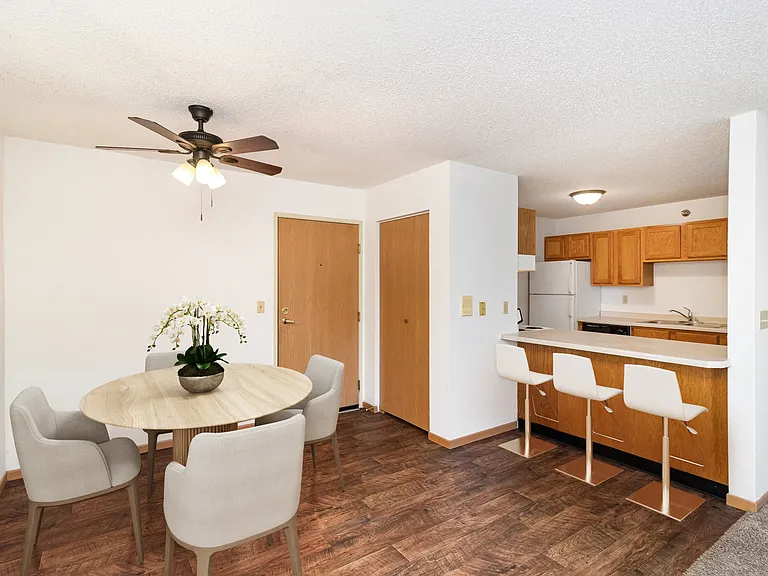 Hutchinson, MN Deer Park Apartments | 21A | Dining