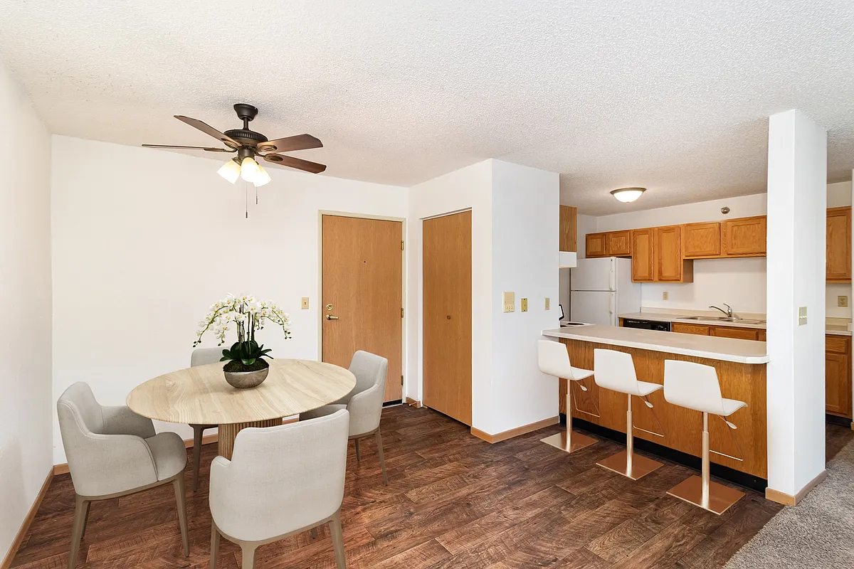 Hutchinson, MN Deer Park Apartments | 21A | Dining - Deer Park