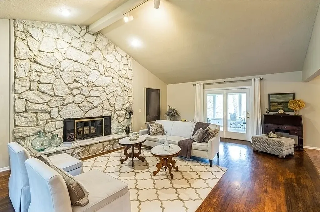 4 bed, 3.5 bath, 3366 sqft, $2,975 — Photo 2