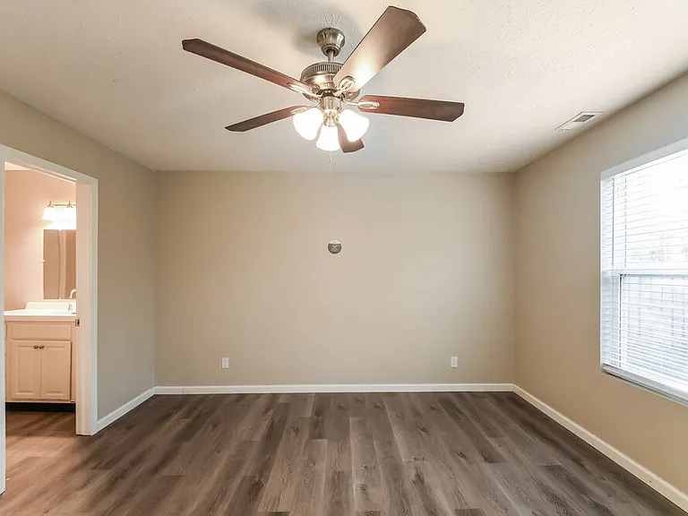 7548 Sycamore Grove Ct — Photo 11