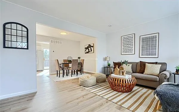 8 King Richard Ct #8 — Photo 3
