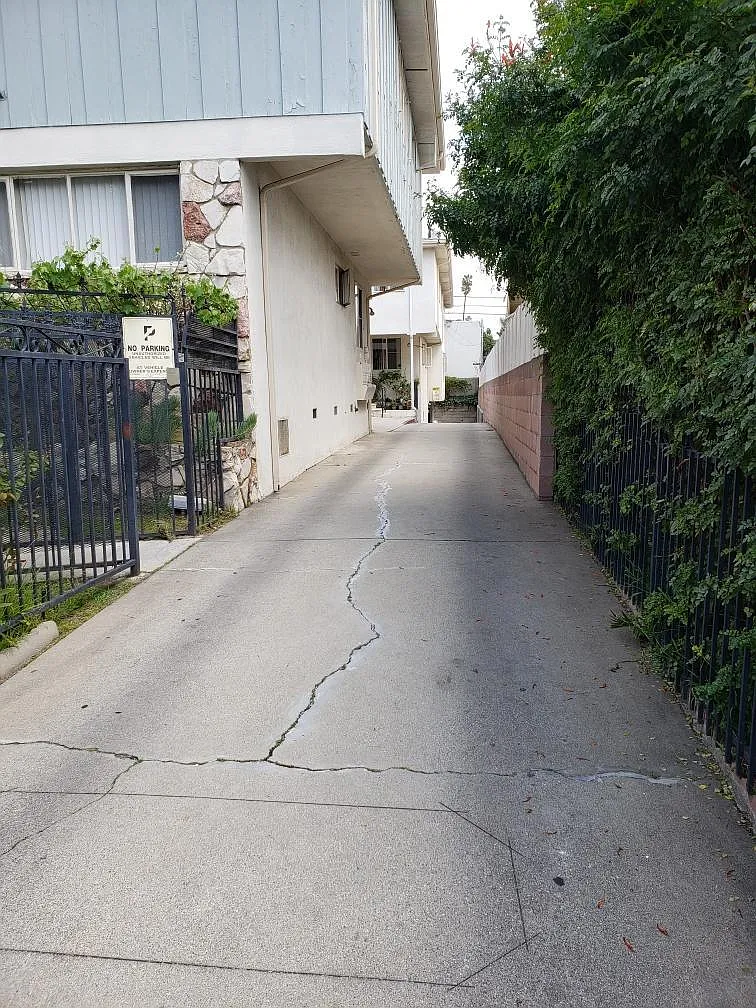 1618 N Hobart Blvd — Photo 2