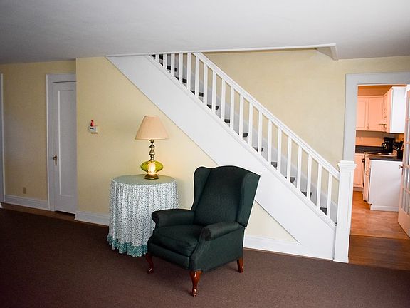 4th image of 471 Maple Ave