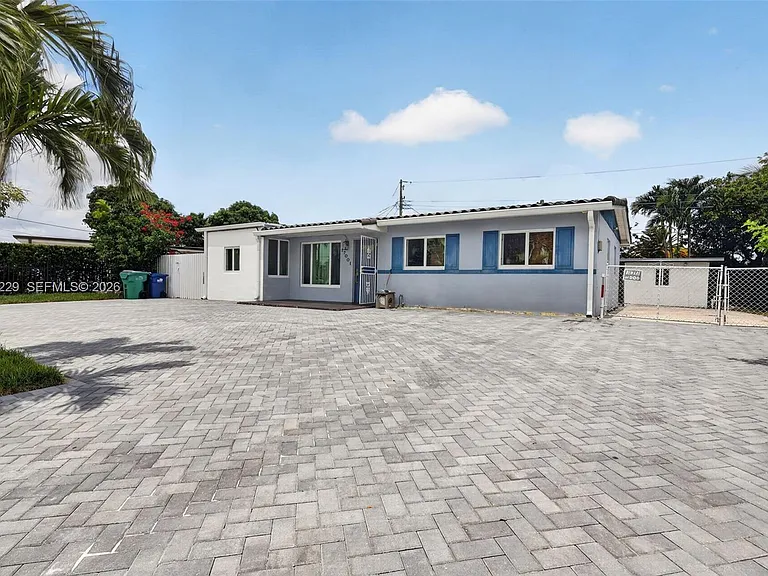 17001 NW 53rd Ct — Photo 3
