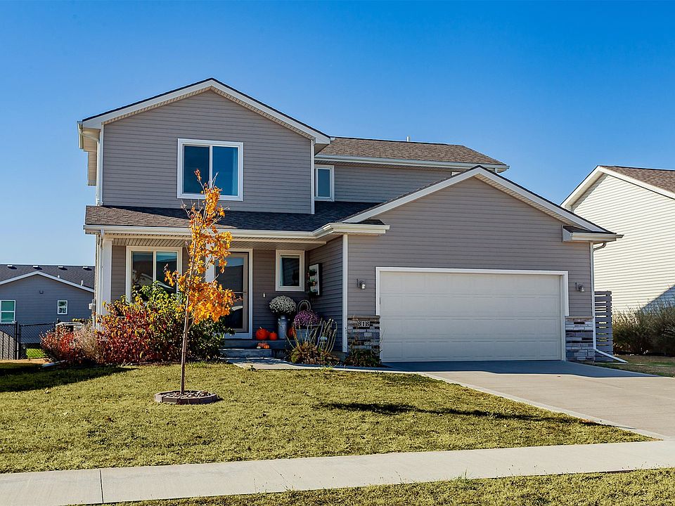 1st image of 818 NE Meadow Landing Dr