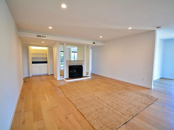 3rd image of 20 Harbor Oak Dr APT 21