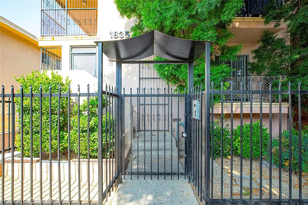 1 bed, 900 sqft, $2,100 — Photo 2