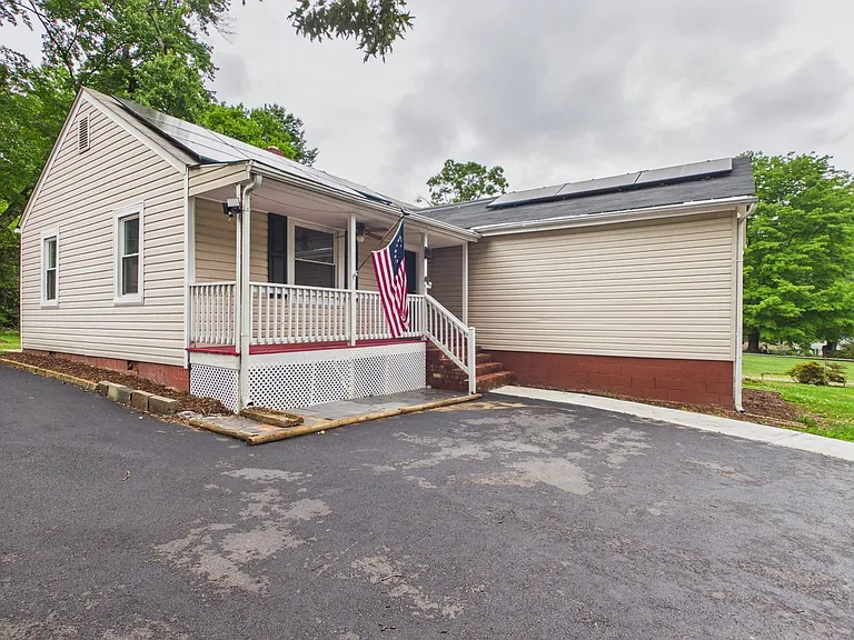 1518 Ethridge Dr — Photo 2