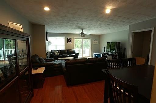 3rd image of 131 Laurelwood Dr