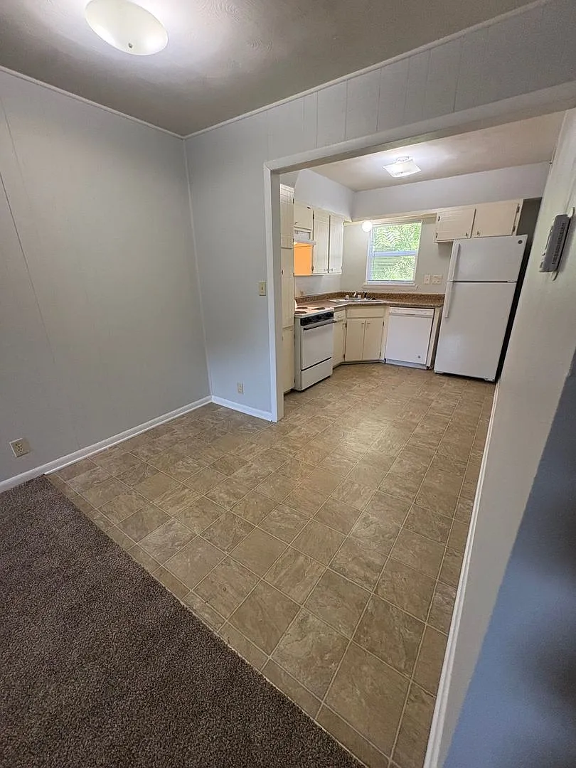 1403 E Elm St — Photo 4