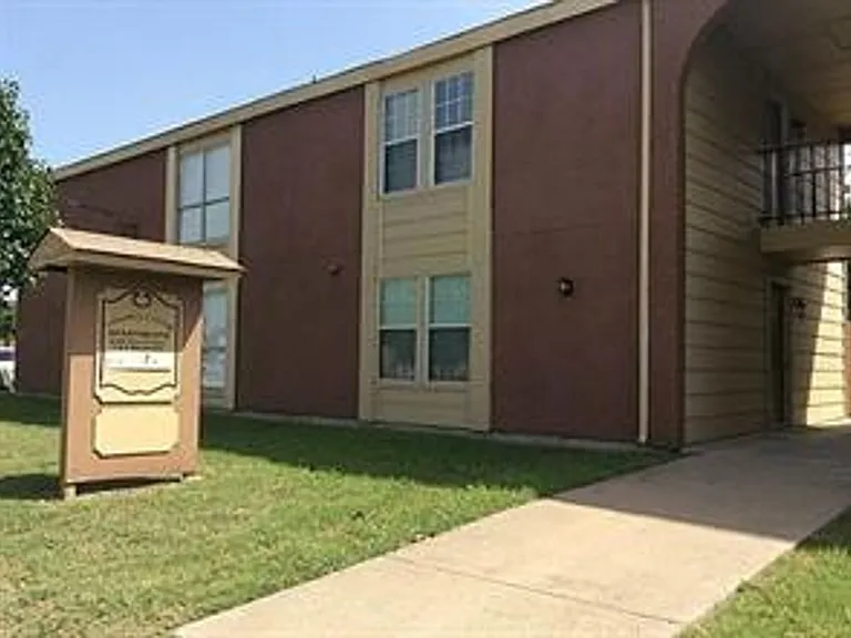 Country Living Apartments — Photo 2