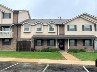 351 S Whispering Hills Dr Unit B, Naperville, IL 60540