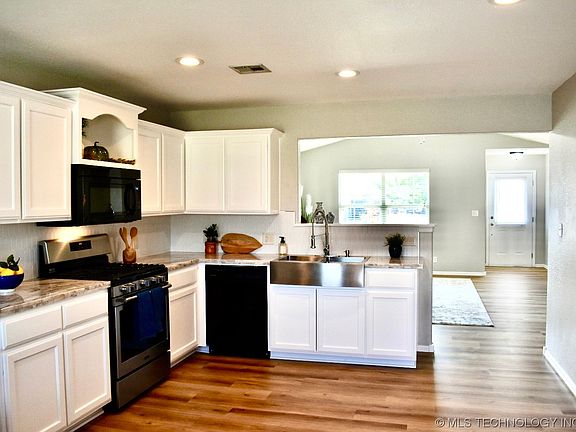 5th image of 10733 N 153rd East Ave
