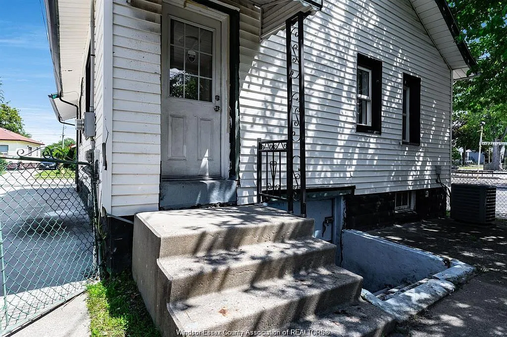3 bed, 1.5 bath, $2,500 — Photo 3