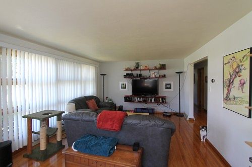 3rd image of 122 W Aaron Dr