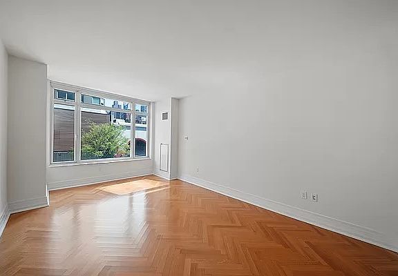 3rd image of 205 E 85th St APT 3F