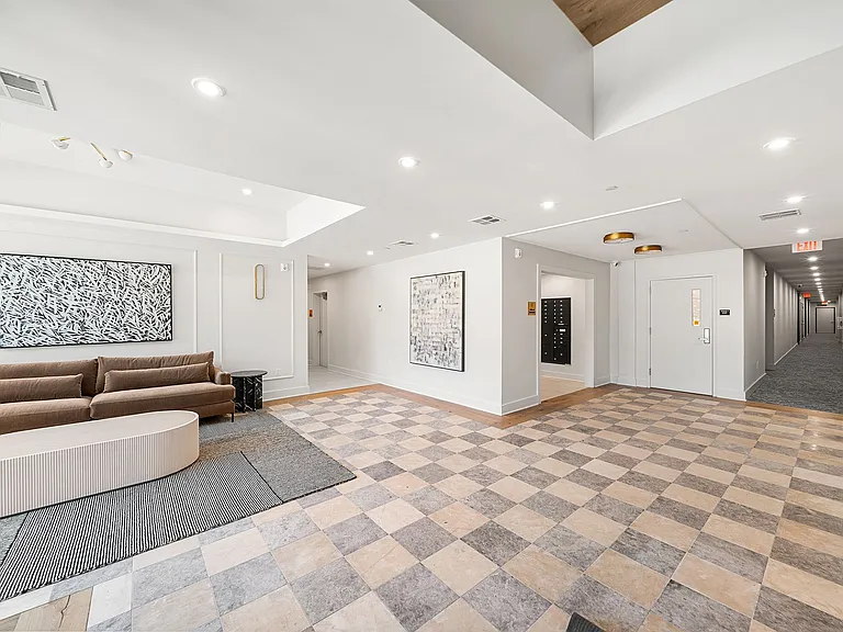 20 West — Photo 28