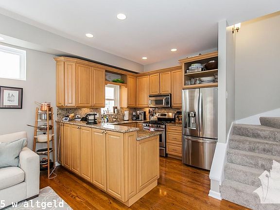 4th image of 1635 W Altgeld St #627