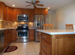 42 Chestnut Hill Ln S, Williamsville, NY 14221