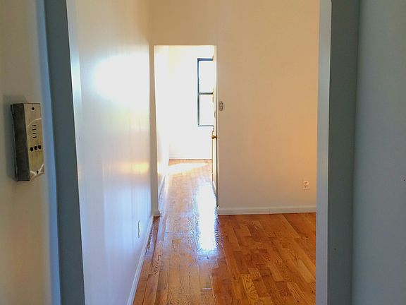 4th image of 856 Willoughby Ave #4G