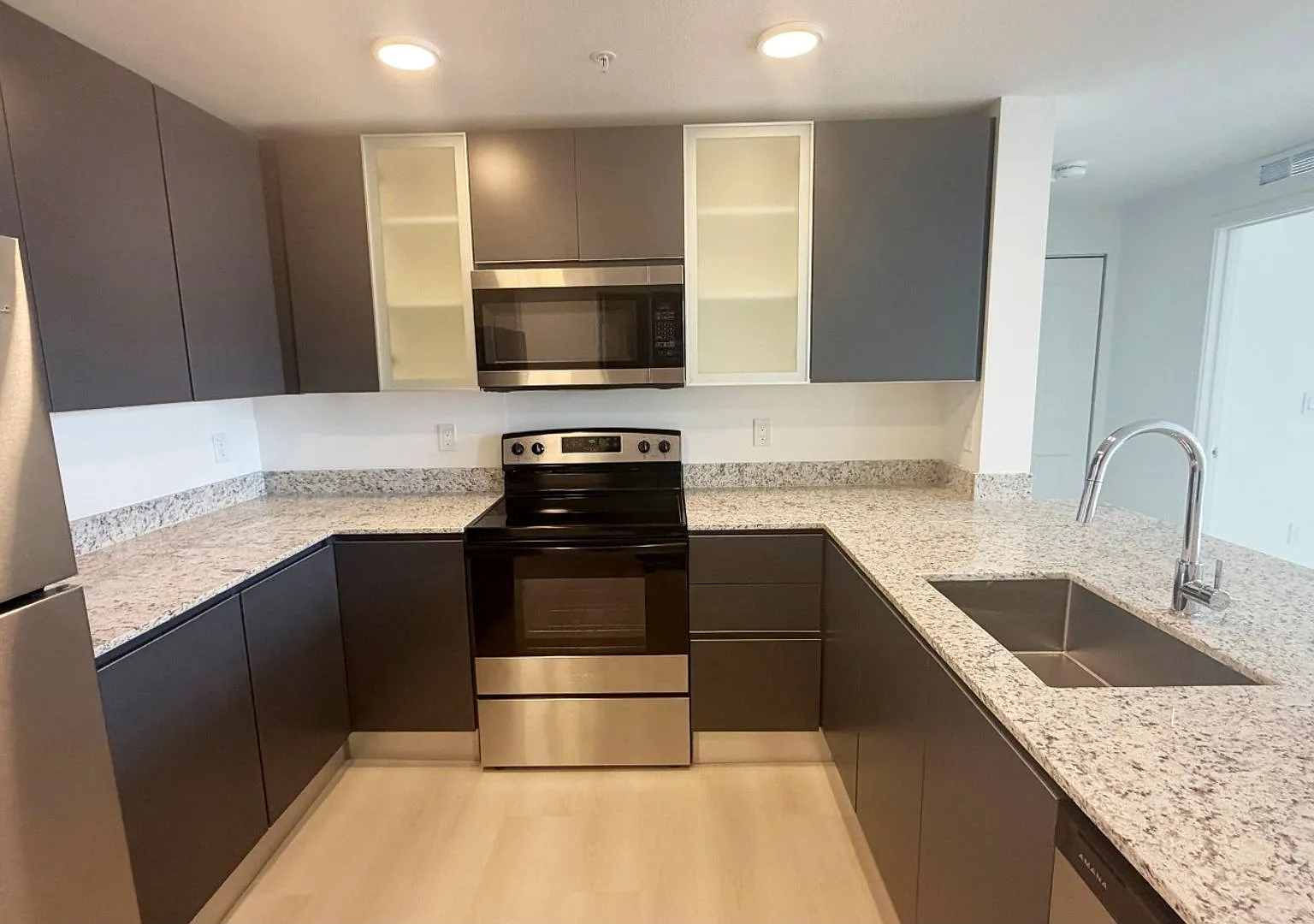 Luxury Condo in Millenia — Photo 3