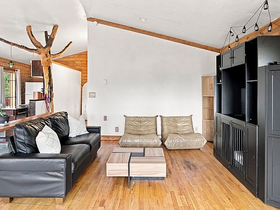 5th image of 2271 Redhill Road