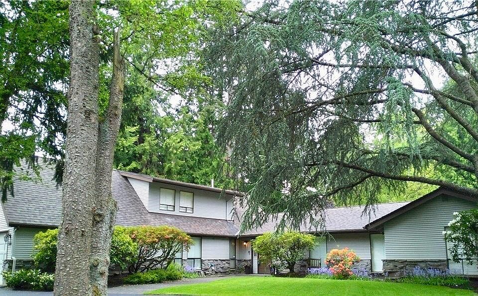 Located in the Center of Mercer Island w/ Shopping Centers to the North and the South.