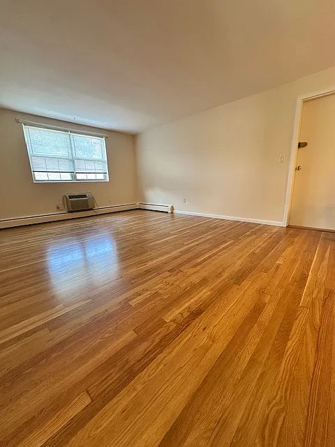 2 bed, 750 sqft, $2,300 — Photo 2