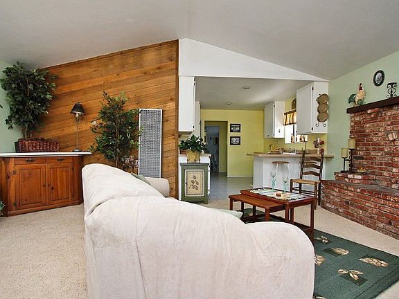 2nd image of 913 Spruce Ln