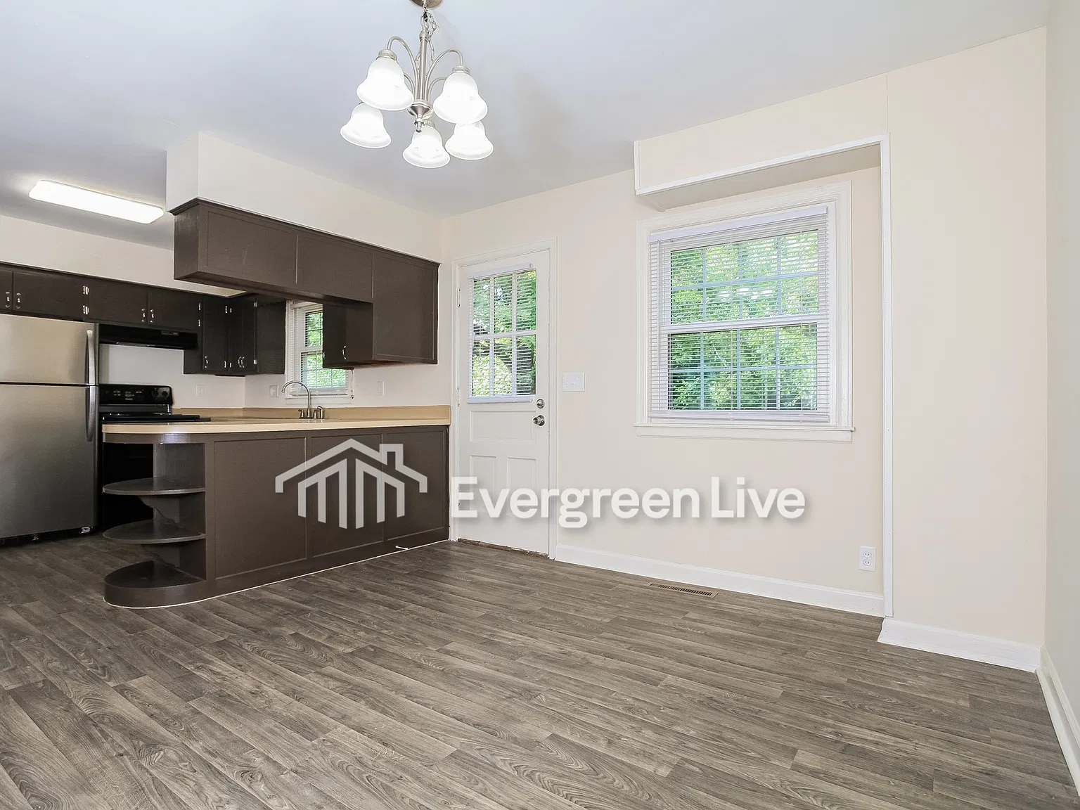 4 bed, 2.0 bath, 2176 sqft, $2,295 — Photo 4