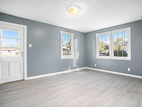 3rd image of 1243 Territorial Rd W