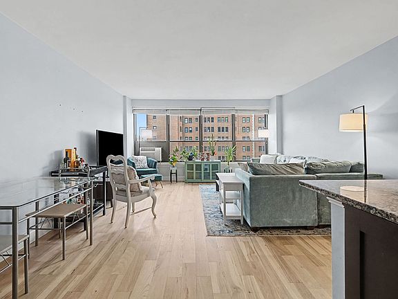 2nd image of 2930 N Sheridan Rd APT 903