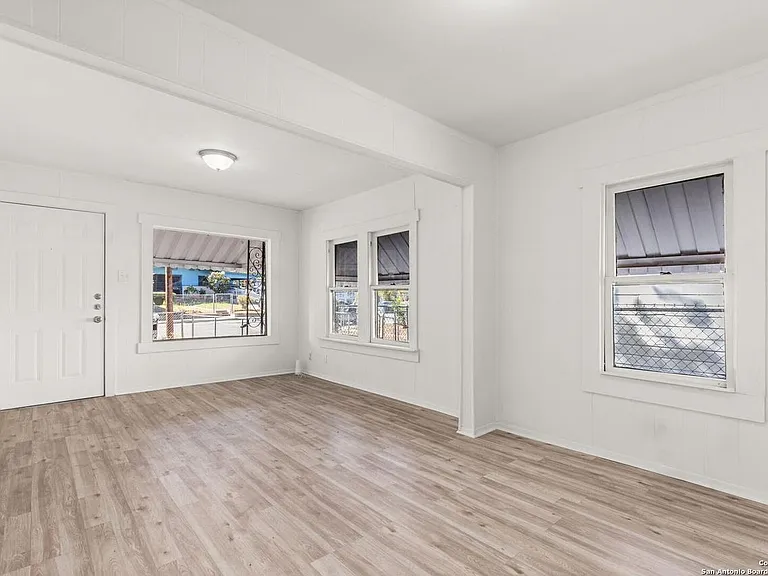 2031 Lamar St — Photo 3