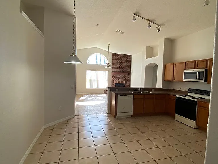434 Cassia Dr — Photo 8