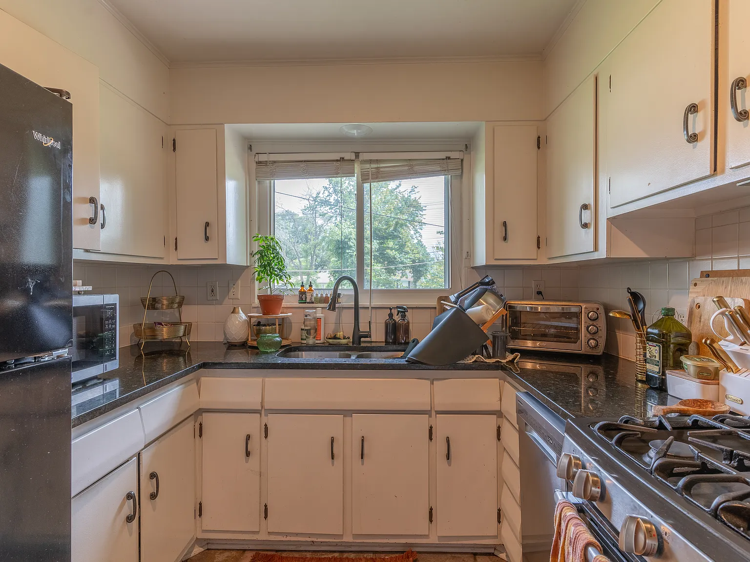 5 bed, 2.5 bath, 2000 sqft, $2,000 — Photo 2