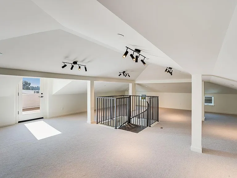 4690 Tompkins Ave — Photo 11