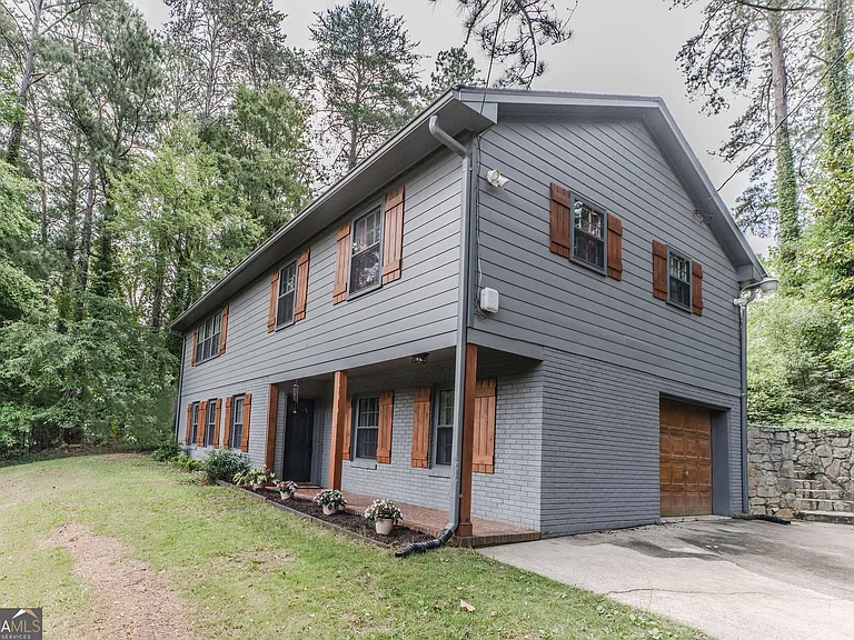 302 E Valley Rd NE — Photo 1