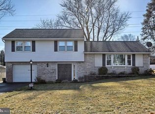 52 Hickory Ln, Leola, PA 17540