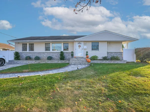 2 University Pl, Hicksville, NY 11801