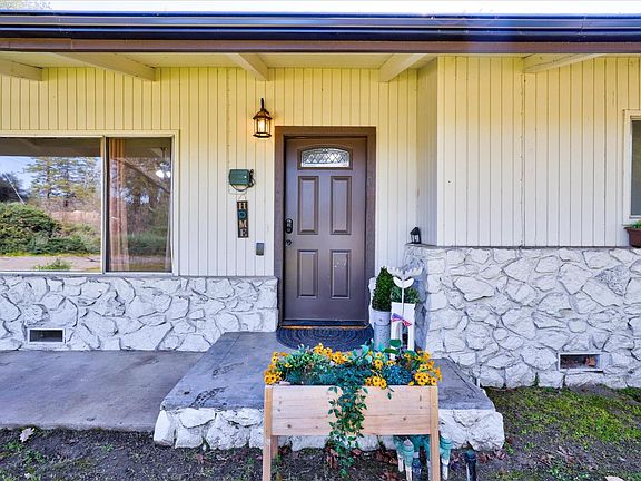 5th image of 45430 Lauri Ln