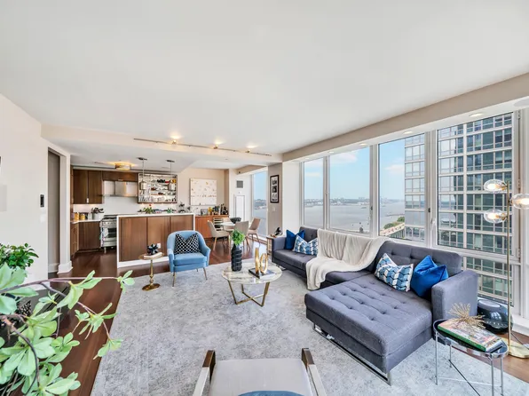 60 Riverside Boulevard image 2 of 21