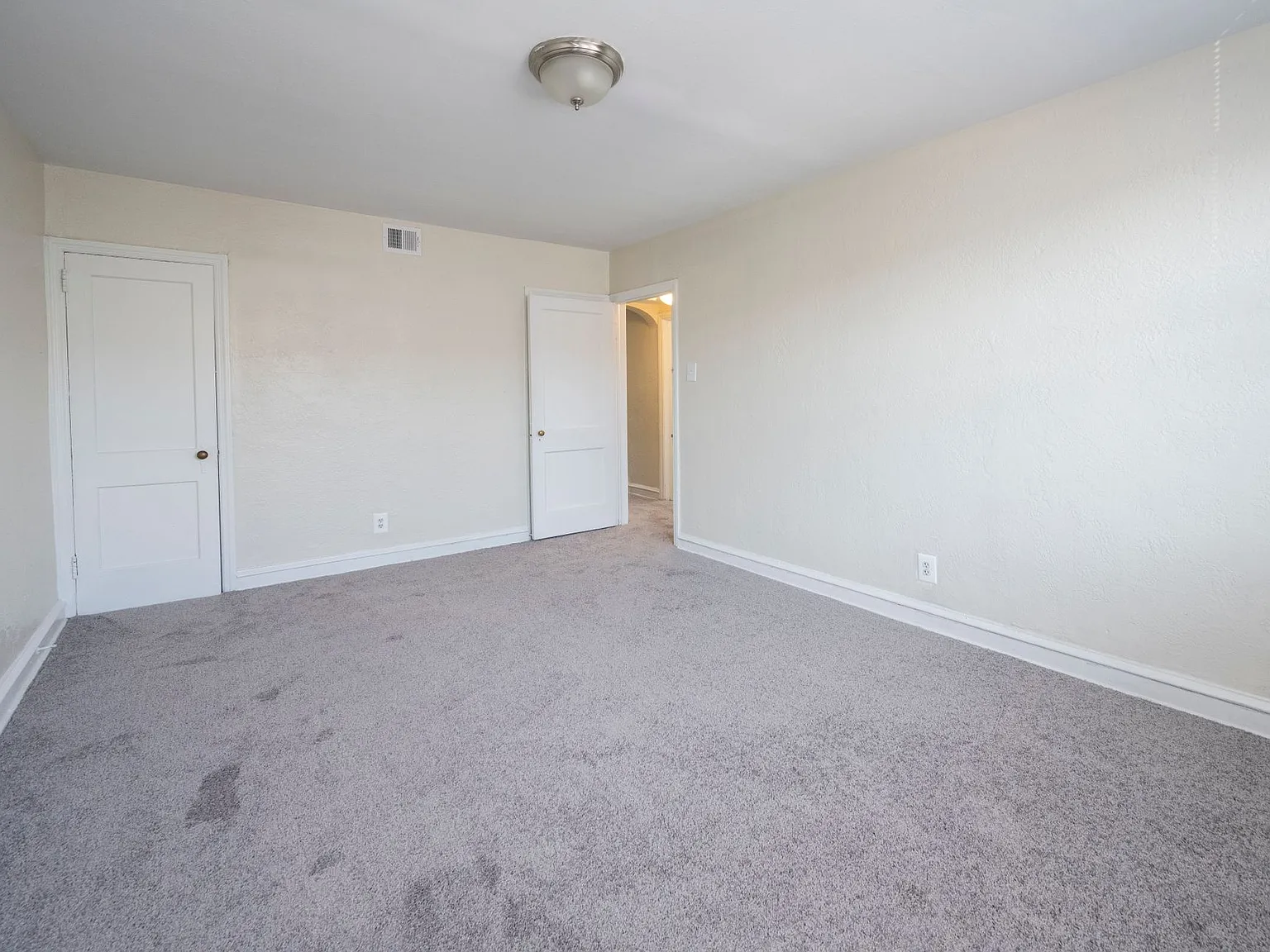 Welcome to 3901 Roosevelt Blvd Where Charm Meets Convenience in Northeast Philadelphia! — Photo 3