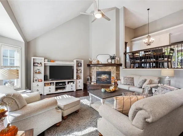 120 Broadmoor Ct, Louisburg, KS 66053