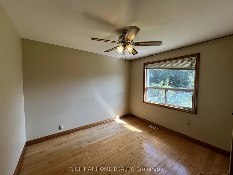 9 Dewlane Dr #MAIN FLOOR — Photo 11